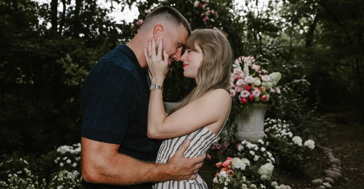Taylor and Travis are engaged. Congrats, America.