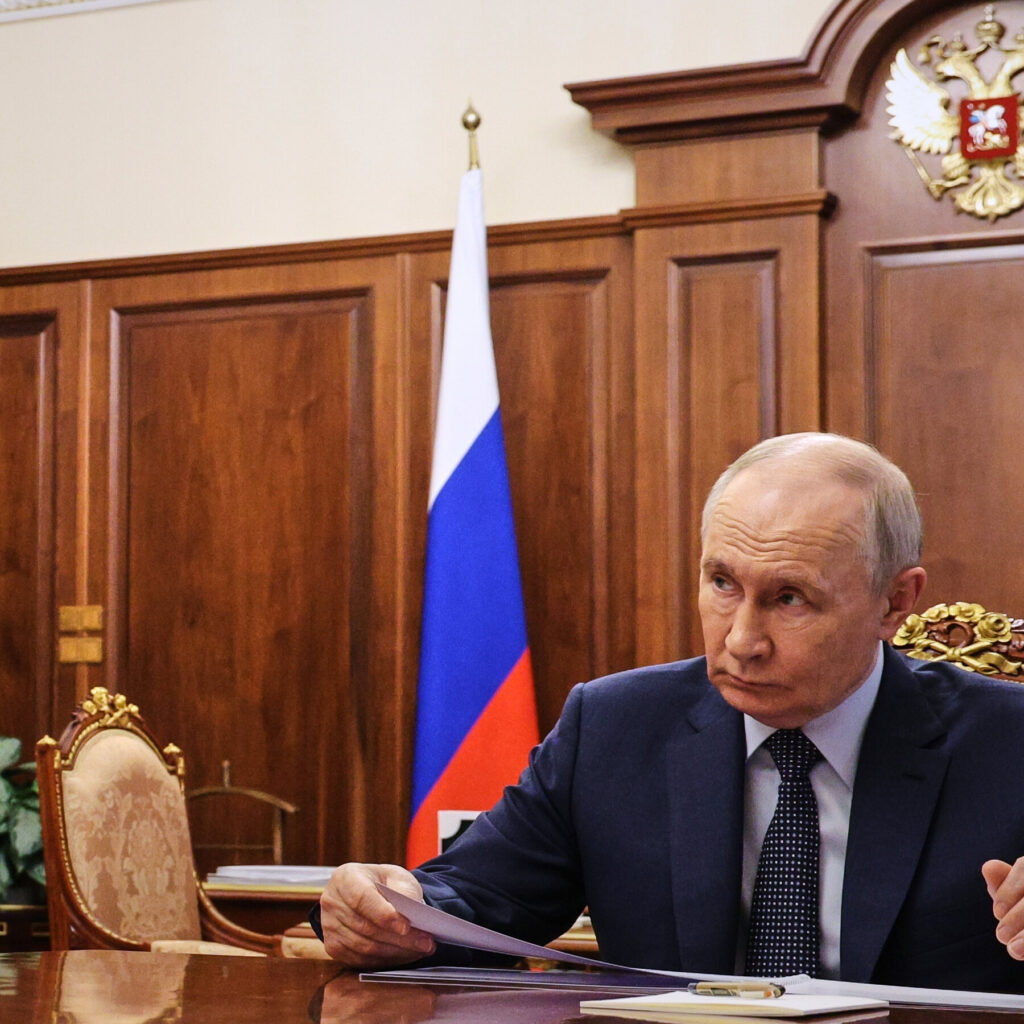 Contrasting Security Strategies: Trump’s Secret Flight vs. Putin’s Routine Secrecy